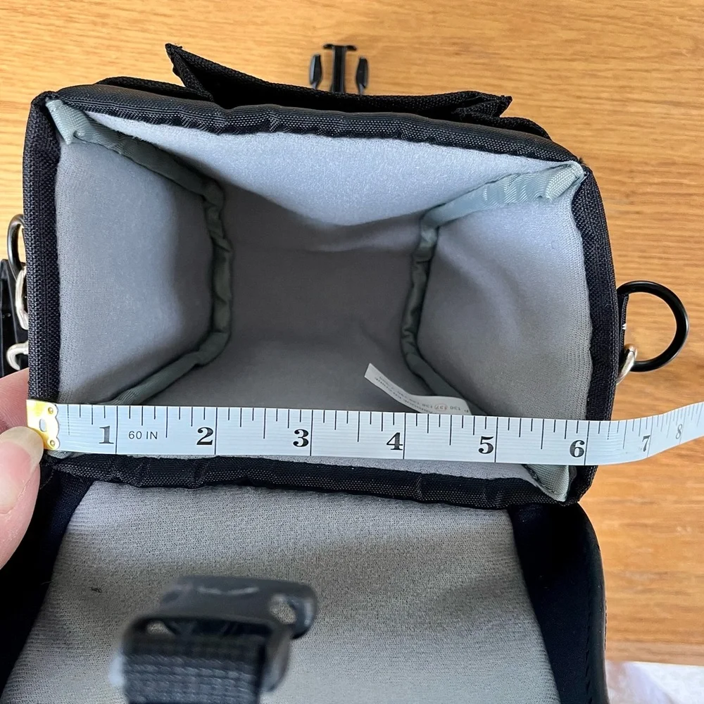 Lowepro Rezo TLZ 10 Camera bag EUC Holster style with a front pocket